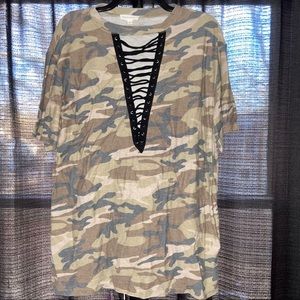 Lace up camo short sleeve tee